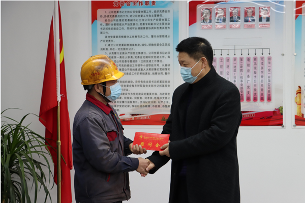 集團(tuán)公司黨委委員、副總經(jīng)理胡新付到公司走訪慰問