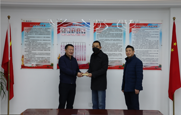 集團(tuán)公司黨委委員、副總經(jīng)理胡新付到公司走訪慰問